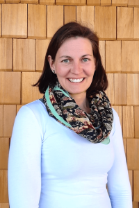 Frau mit gemustertem Schal vor Holzfassade, regionale Landwirtschaft Lungauer Speis